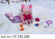 Портрет девочки в новогоднем заснеженном зимнем лесу. Portrait of a girl in a New Year's snowy winter forest. (2022 год). Редакционное фото, фотограф Мария / Фотобанк Лори