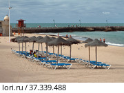 Осенним днём на пляже Ла Калета (La Caleta Beach). Кадис, Испания (2012 год). Редакционное фото, фотограф Вадим Хомяков / Фотобанк Лори