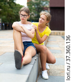 Girl begging offended girlfriend to remain friends after quarrel. Стоковое фото, фотограф Яков Филимонов / Фотобанк Лори