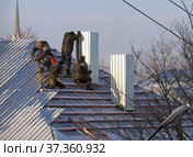Ремонт трубы на крыше многоквартирного дома (2021 год). Стоковое фото, фотограф EgleKa / Фотобанк Лори