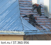 Ремонт крыши многоквартирного дома (2021 год). Стоковое фото, фотограф EgleKa / Фотобанк Лори