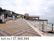 Центральная набережная Алушты в Профессорском уголке.(набережная Рабочего Уголка). Крым. Россия (2021 год). Редакционное фото, фотограф stargal / Фотобанк Лори