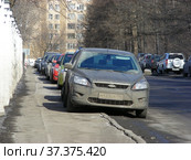 Автомобили, припаркованные на тротуаре. Нарышкинская аллея. Район Аэропорт. Город Москва (2013 год). Редакционное фото, фотограф lana1501 / Фотобанк Лори