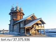 View of Kizhi Island, the historic site of churches and bell tower, a large historic log wood house in Karelia Republic, Russia (2017 год). Редакционное фото, фотограф Алексей Кокоулин / Фотобанк Лори