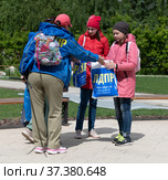 Moscow, Russia - May 31. 2021. LDPR - Liberal Democratic Party of Russia - Members hand out packages of campaign materials to people. Редакционное фото, фотограф Володина Ольга / Фотобанк Лори