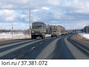 Военная автоколонна на трассе А-240 (2022 год). Редакционное фото, фотограф Дмитрий Неумоин / Фотобанк Лори