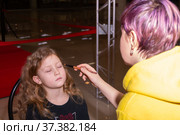 Визажист делает макияж ребенку. A makeup artist makes makeup for a child. (2021 год). Редакционное фото, фотограф Мария / Фотобанк Лори