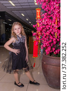 Красивый нарядный ребенок выступает на детском конкурсе красоты. A beautiful dressed-up child performs at a children's beauty contest. Стоковое фото, фотограф Мария / Фотобанк Лори