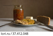 Картофельное пюре с морковно-луковой зажаркой и кусок  мяса. Стоковое фото, фотограф Евгений Будюкин / Фотобанк Лори
