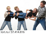 Папа и сыновья тянут сестру в разные стороны, белый фон. Стоковое фото, фотограф Иванов Алексей / Фотобанк Лори