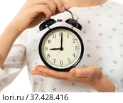 Woman hands holding black alarm clock. Стоковое фото, фотограф Людмила Дутко / Фотобанк Лори