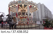 MOSCOW, RUSSIA, May 21, 2017: Children go in carousel and having fun on a cloudy day, Moscow. UltraHD stock footage. Стоковое фото, фотограф Фотограф / Фотобанк Лори