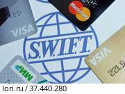 Банковские карты VISA, MasterCard, "Мир" на фоне логотипа SWIFT (2022 год). Редакционное фото, фотограф Гребенев Пётр / Фотобанк Лори