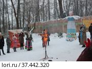 Проводы Масленицы в городе Александрове Владимирской области. Праздничные гуляния на территории музея "Особняк купца Первушина" (2018 год). Редакционное фото, фотограф Елена Орлова / Фотобанк Лори