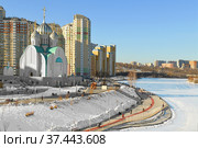 Moscow river embankment and St. Nicholas Church in new area of Pavshinsky floodplain in Krasnogorsk (2022 год). Редакционное фото, фотограф Валерия Попова / Фотобанк Лори