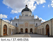Moscow, Russia, April 9, 2021: Galleries to Ivanovsky Cathedral in Ivanovsky Convent of 16th century, large stauropegic Russian Orthodox convent in central Moscow, inside Boulevard Ring, to west of Kitai-gorod. Редакционное фото, фотограф Алексей Антипов / Фотобанк Лори