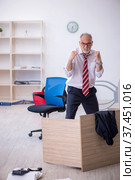 Old male employee working overtime in the office. Стоковое фото, фотограф Elnur / Фотобанк Лори