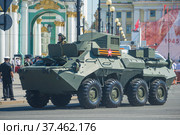 Командно-штабная машина Р-149MA «Кушетка-Б» на базе бронетранспортера БТР-80 крупным планом. Фрагмент военного парада в честь Дня Победы. Санкт-Петербург (2020 год). Редакционное фото, фотограф Виктор Карасев / Фотобанк Лори