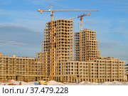 Строительство многоэтажного жилого комплекса на территории Васильевского острова солнечным декабрьским днем. Санкт-Петербург (2021 год). Стоковое фото, фотограф Виктор Карасев / Фотобанк Лори
