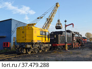 Железнодорожный кран КЖ-462 ("Первомаец") загружает углем советский грузовой паровоз серии "Л" (Л-4429, Лебедянка) на станции Сортавала (2021 год). Редакционное фото, фотограф Виктор Карасев / Фотобанк Лори