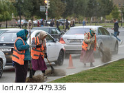 Чеченские женщины подметают городскую улицу. Муниципальная уборка города. Грозный (2021 год). Редакционное фото, фотограф Виктор Карасев / Фотобанк Лори