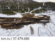 Горный Алтай. Участок добычи золота. Промывка золотоносной породы. Altai mountains. Gold mining site. Gold dredge. Стоковое фото, фотограф Евгений Романов / Фотобанк Лори