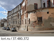 Moscow, Russia, April 9, 2021: Ancient houses, including Jurgenson's musical press under reconstruction, in Khokhlovsky Lane. Редакционное фото, фотограф Алексей Антипов / Фотобанк Лори