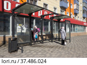 Разбитая остановка общественного транспорта.  Липецк. (2022 год). Редакционное фото, фотограф Евгений Будюкин / Фотобанк Лори