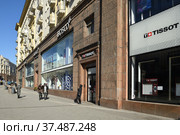 Moscow in March 2022. Empty showcase of Tissot watch Boutique. Редакционное фото, фотограф Валерия Попова / Фотобанк Лори