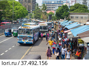 Остановка общественного транспорта в районе Pettah. Коломбо, Шри-Ланкка (2020 год). Редакционное фото, фотограф Виктор Карасев / Фотобанк Лори
