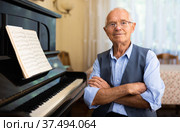 Old compositor sitting beside piano. Стоковое фото, фотограф Татьяна Яцевич / Фотобанк Лори