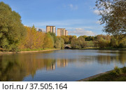 Ochakovka river in Troparevsky park in autumn, Moscow, Russia (2021 год). Стоковое фото, фотограф Алексей Антипов / Фотобанк Лори