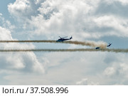 Атака неуправляемыми реактивными снарядами парой вертолётов Ми-24 (2008 год). Редакционное фото, фотограф Сергей Буторин / Фотобанк Лори