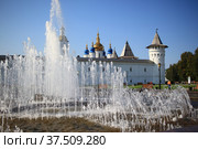Fountain on the Red Square of the city of Tobolsk against the background of the Tobolsk Kremlin (2021 год). Редакционное фото, фотограф Александр Карпенко / Фотобанк Лори