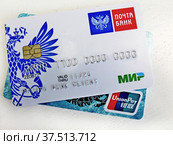 Карта "Мир" и UnionPay лежат на столе (2022 год). Редакционное фото, фотограф Ludmila Zyubina / Фотобанк Лори