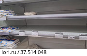 Москва, март 2022. Пустые полки с сахаром в продуктовом магазине. Временные перебои с поставкой товаров. Редакционное видео, видеограф Мила Демидова / Фотобанк Лори
