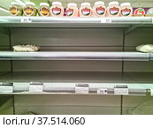 Москва, март 2022. Пустые полки с сахаром в продуктовом магазине. Временные перебои с поставкой товаров. Редакционное фото, фотограф Мила Демидова / Фотобанк Лори