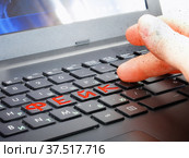 Концепция обмана в интернете. Грязные пальцы и слово фэйк на клавиатуре ноутбука. Стоковое фото, фотограф Татьяна Т / Фотобанк Лори