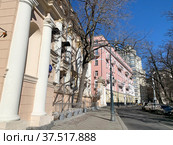 Исторические здания 9, 13 в Ермолаевском переулке. Россия, Москва (2021 год). Редакционное фото, фотограф Овчинникова Ирина / Фотобанк Лори