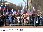 Люди в поддержку 8-летия воссоединения Крыма с Россией на площади в Балашихе (2022 год). Редакционное фото, фотограф Дмитрий Неумоин / Фотобанк Лори
