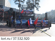 Вынос знамени в праздник воссоединения Крыма с Россией на площади в Балашихе (2022 год). Редакционное фото, фотограф Дмитрий Неумоин / Фотобанк Лори