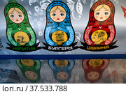 Крупным планом элемент оформления фуд-трака Matreshka на Пушкинской площади напротив ресторана сети McDonald’s в центре города Москвы, Россия (2022 год). Редакционное фото, фотограф Николай Винокуров / Фотобанк Лори