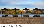 Beach on shore of Meshchersky pond in Meshchersky natural park (Bakovsky forest park) in autumn, Odintsovsky district of Moscow region and Moscow, Russia (2021 год). Стоковое фото, фотограф Алексей Антипов / Фотобанк Лори
