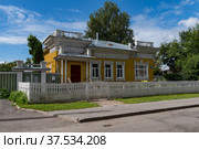 Деревянный жилой дом с резными орнаментами XIX века. Вологда, улица Маяковского, дом 9 (2019 год). Стоковое фото, фотограф Дымов Игорь / Фотобанк Лори