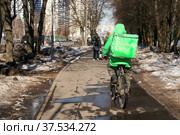 Курьер на велосипеде. Сервис доставки еды Delivery Club (2022 год). Редакционное фото, фотограф Щеголева Ольга / Фотобанк Лори