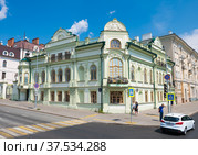 Дом Алексеевых-Сахарова. Пересечение улицы Лобачевского и улицы Дзержинского. Летний солнечный день. Город Казань. Республика Татарстан. Россия (2021 год). Редакционное фото, фотограф E. O. / Фотобанк Лори