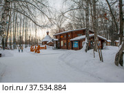 Аллея ко входу в Кунгурскую ледяную пещеру. Филипповка. Пермский край (2022 год). Редакционное фото, фотограф Сергей Афанасьев / Фотобанк Лори