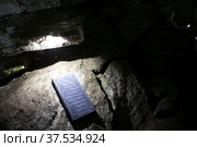 Памятная доска о том что грот назван в честь исследователя В. Лукина. Кунгурская ледяная пещера. Филипповка. Пермский край (2022 год). Редакционное фото, фотограф Сергей Афанасьев / Фотобанк Лори