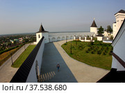 View of the courtyard of the Sophia-Assumption Cathedral in the city of Tobolsk (2021 год). Редакционное фото, фотограф Александр Карпенко / Фотобанк Лори