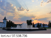 Fountain on the Red Square of the city of Tobolsk against the backdrop of a beautiful sunset (2021 год). Редакционное фото, фотограф Александр Карпенко / Фотобанк Лори